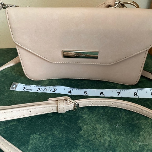 Nine West Crossbody Bag Beige/Pale Pink Adjustable Strap Purse EUC - Picture 10 of 14